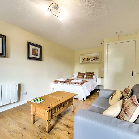 Stunning Studio Apartment Castle View เอดินบะระ ภายนอก รูปภาพ