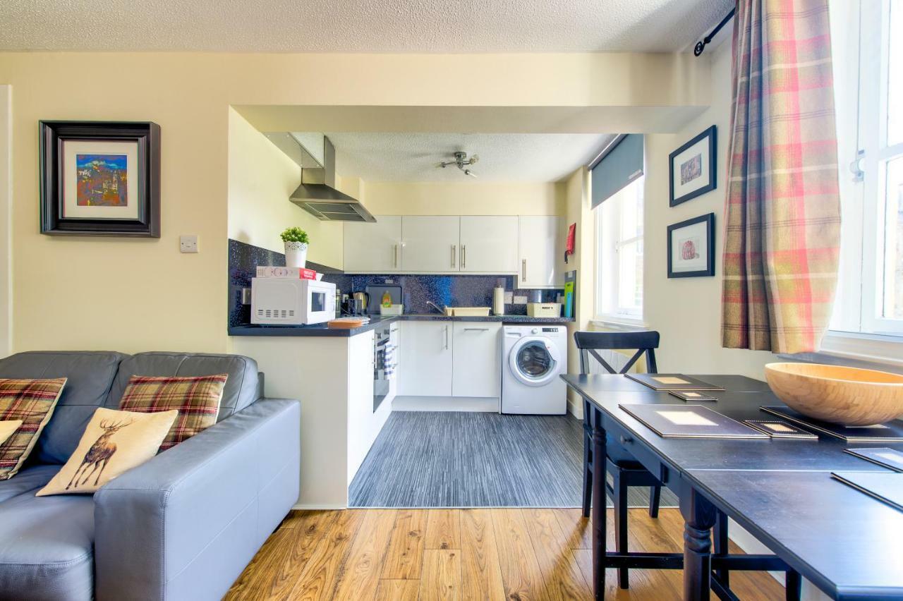Stunning Studio Apartment Castle View เอดินบะระ ภายนอก รูปภาพ