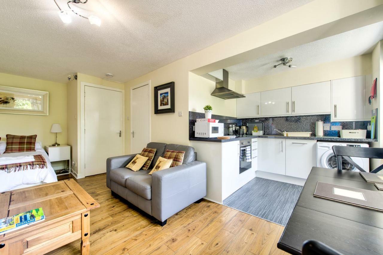 Stunning Studio Apartment Castle View เอดินบะระ ภายนอก รูปภาพ