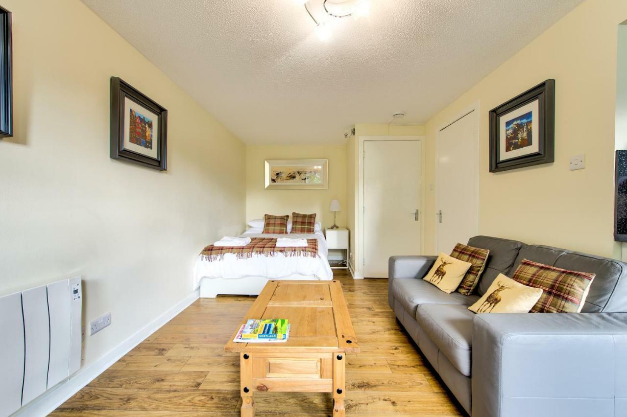 Stunning Studio Apartment Castle View เอดินบะระ ภายนอก รูปภาพ