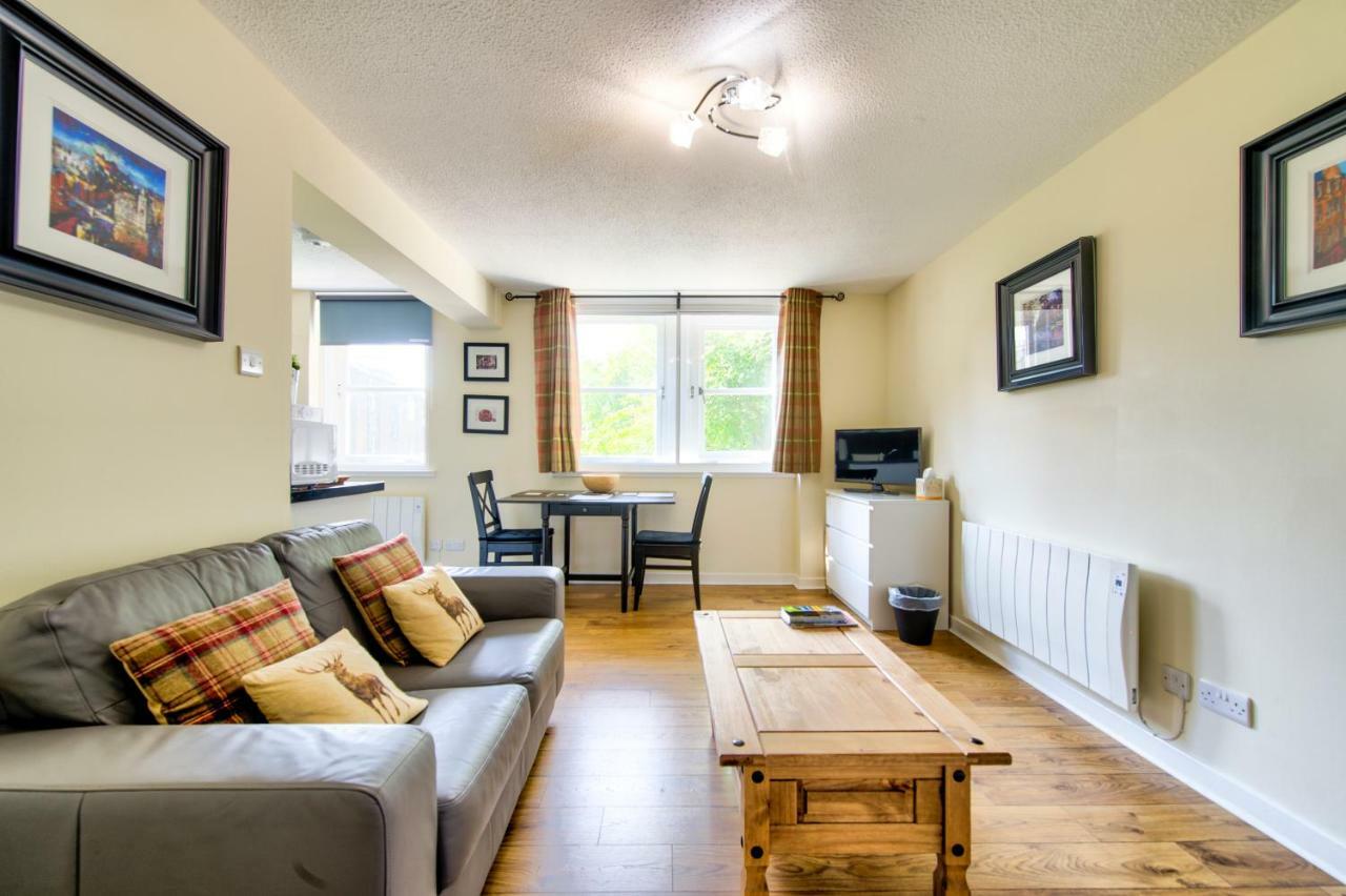 Stunning Studio Apartment Castle View เอดินบะระ ภายนอก รูปภาพ