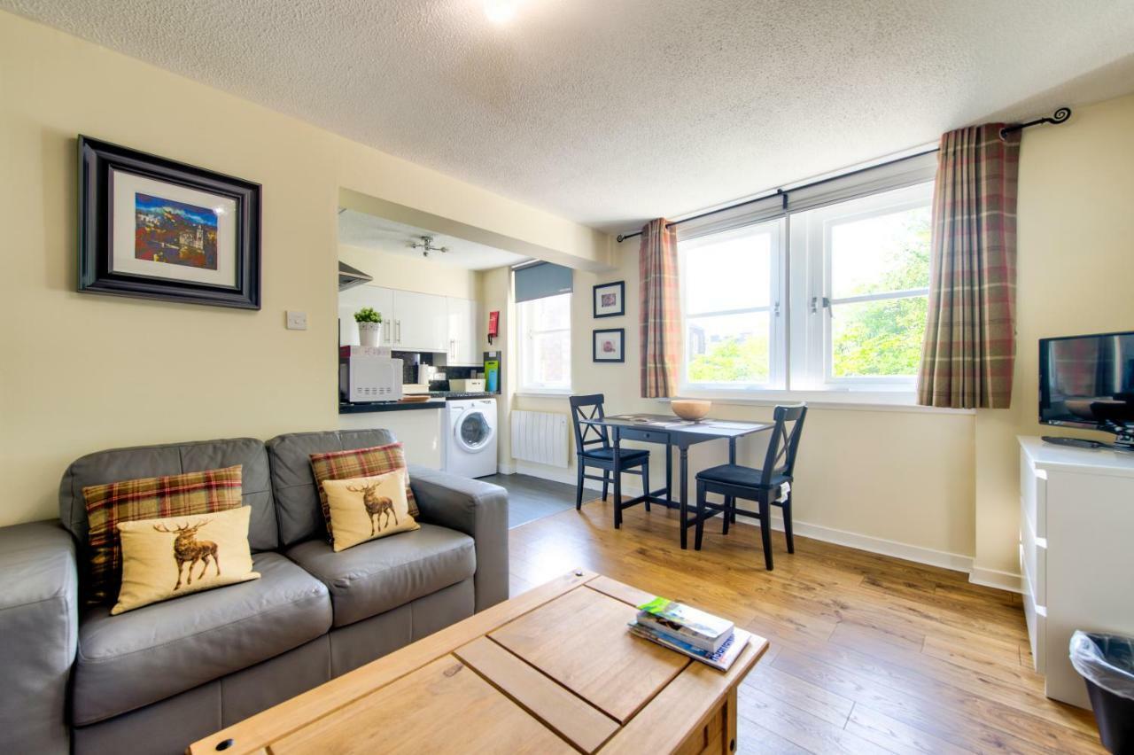 Stunning Studio Apartment Castle View เอดินบะระ ภายนอก รูปภาพ